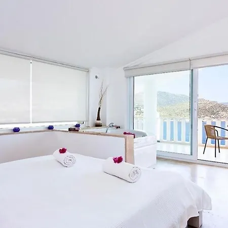 Vila Four Spacious Bed Terraces & Infinity Pool With Sea Views *